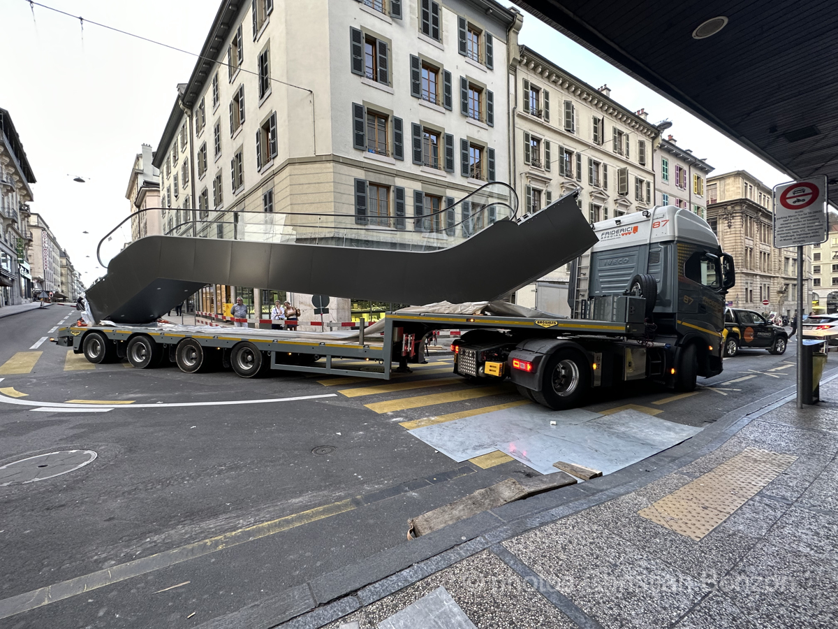 A_001Escalator_manor