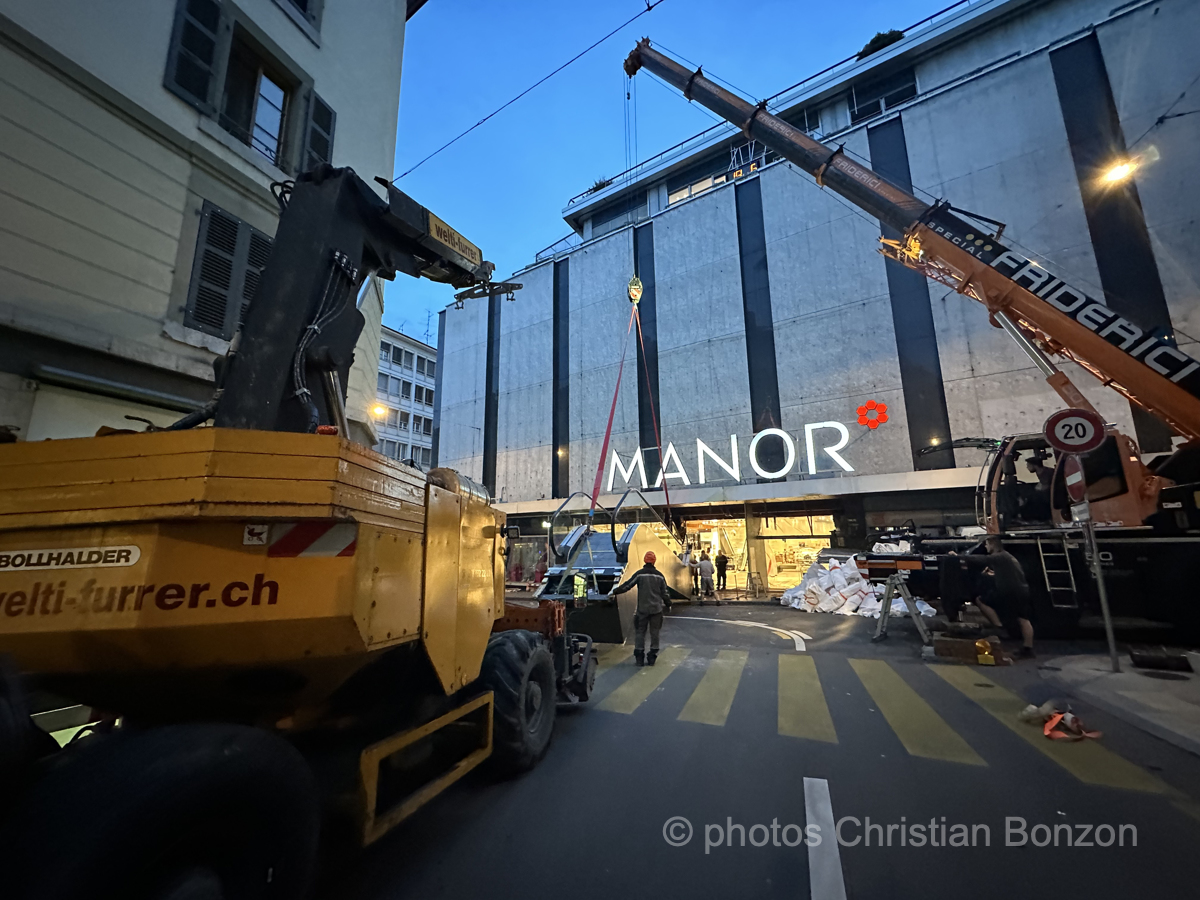 A_006Escalator_manor