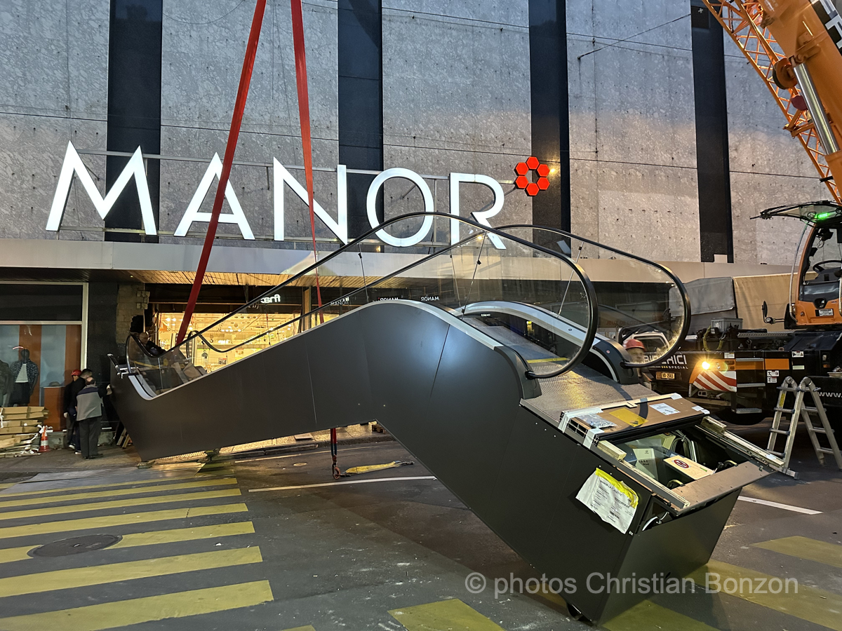 A_007Escalator_manor