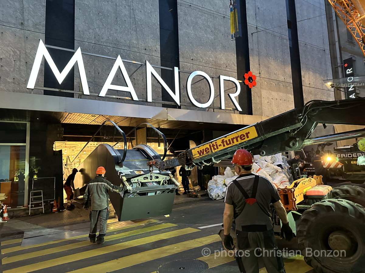 A_008Escalator_manor