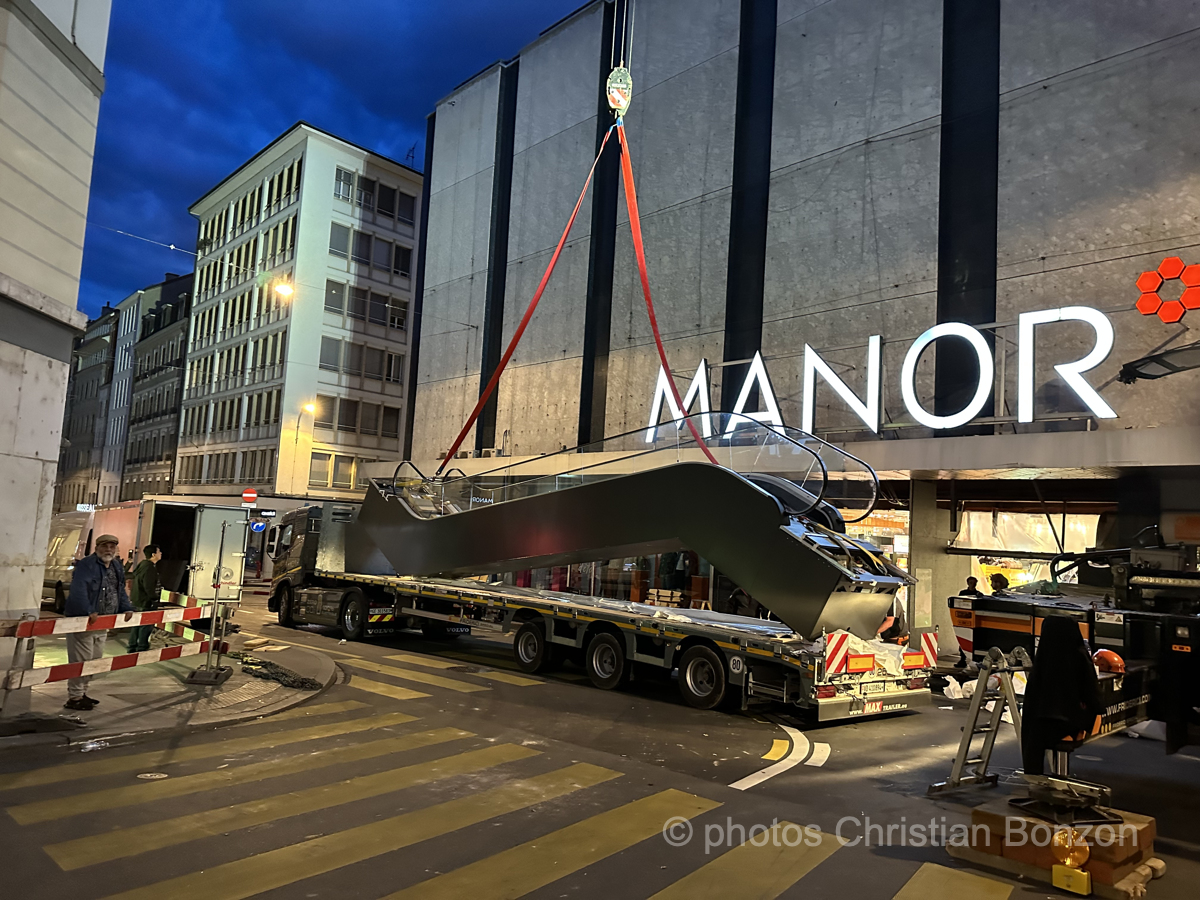 A_009Escalator_manor