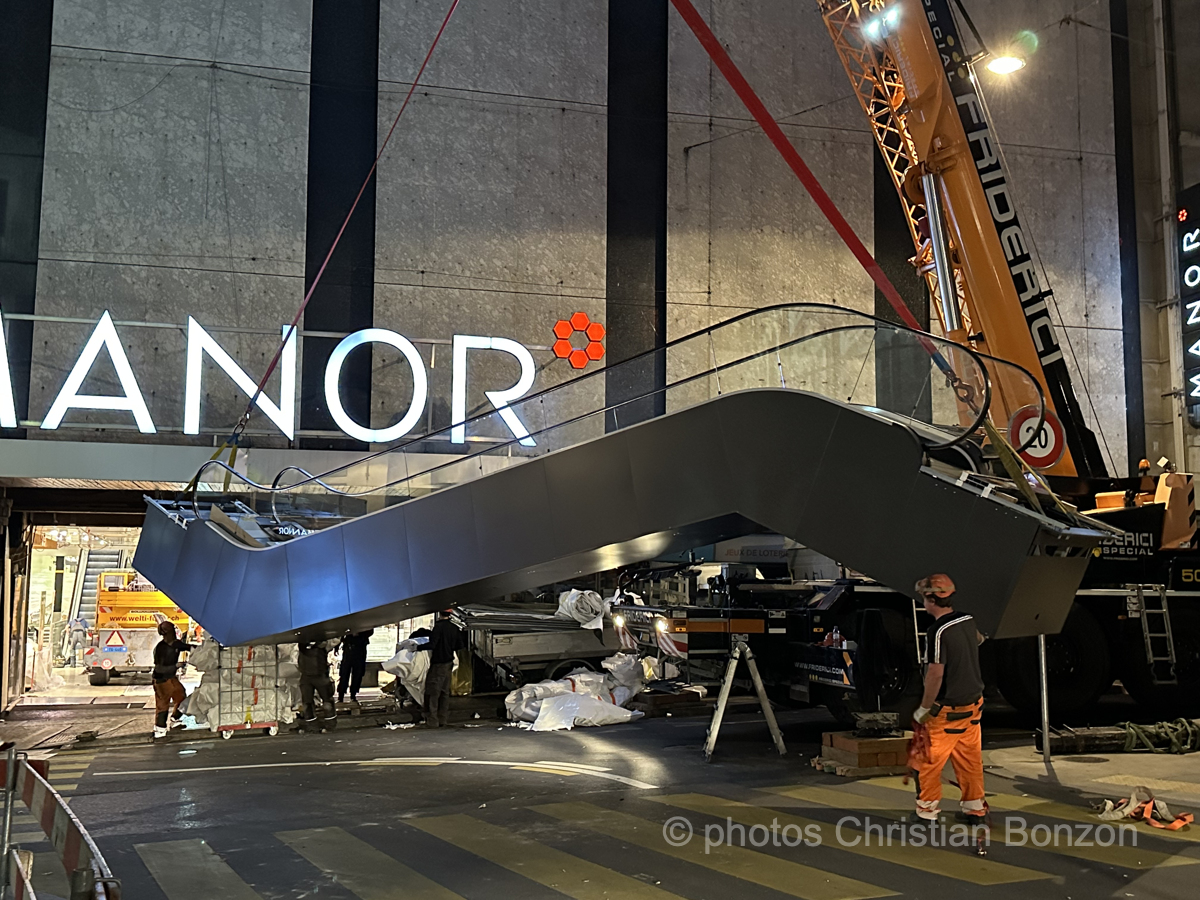 A_010Escalator_manor