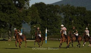 Meghan, duchessGeneva Polo Club e de Sussex, change avec des enfants et leurs parents lors de lÕiÇ Walk the Talk Ð The Health for All Challenge È  lÕoccasion des 75 ans de lÕOMS. nauguration du Ç Lost Screen Memorial È, une installation rendant hommage aux jeunes victimes des violences en ligne