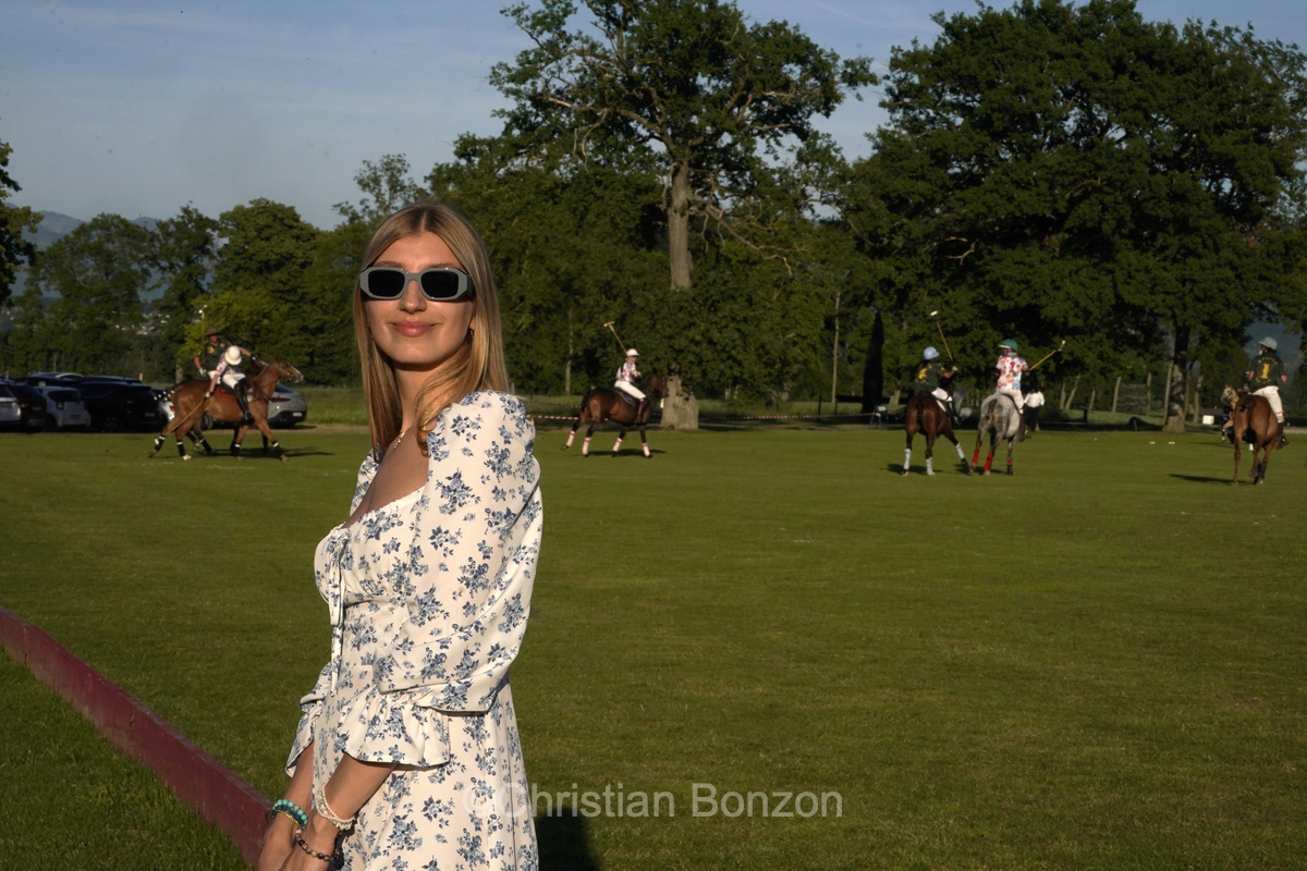 Meghan, duchessGeneva Polo Club e de Sussex, change avec des enfants et leurs parents lors de lÕiÇ Walk the Talk Ð The Health for All Challenge È  lÕoccasion des 75 ans de lÕOMS. nauguration du Ç Lost Screen Memorial È, une installation rendant hommage aux jeunes victimes des violences en ligne