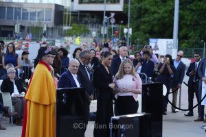 Meghan, duchesse de Sussex, change avec des enfants et leurs parents lors de lÕinauguration du Ç Lost Screen Memorial È, une installation rendant hommage aux jeunes victimes des violences en ligne