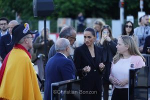 Meghan, duchesse de Sussex, change avec des enfants et leurs parents lors de lÕinauguration du Ç Lost Screen Memorial È, une installation rendant hommage aux jeunes victimes des violences en ligne