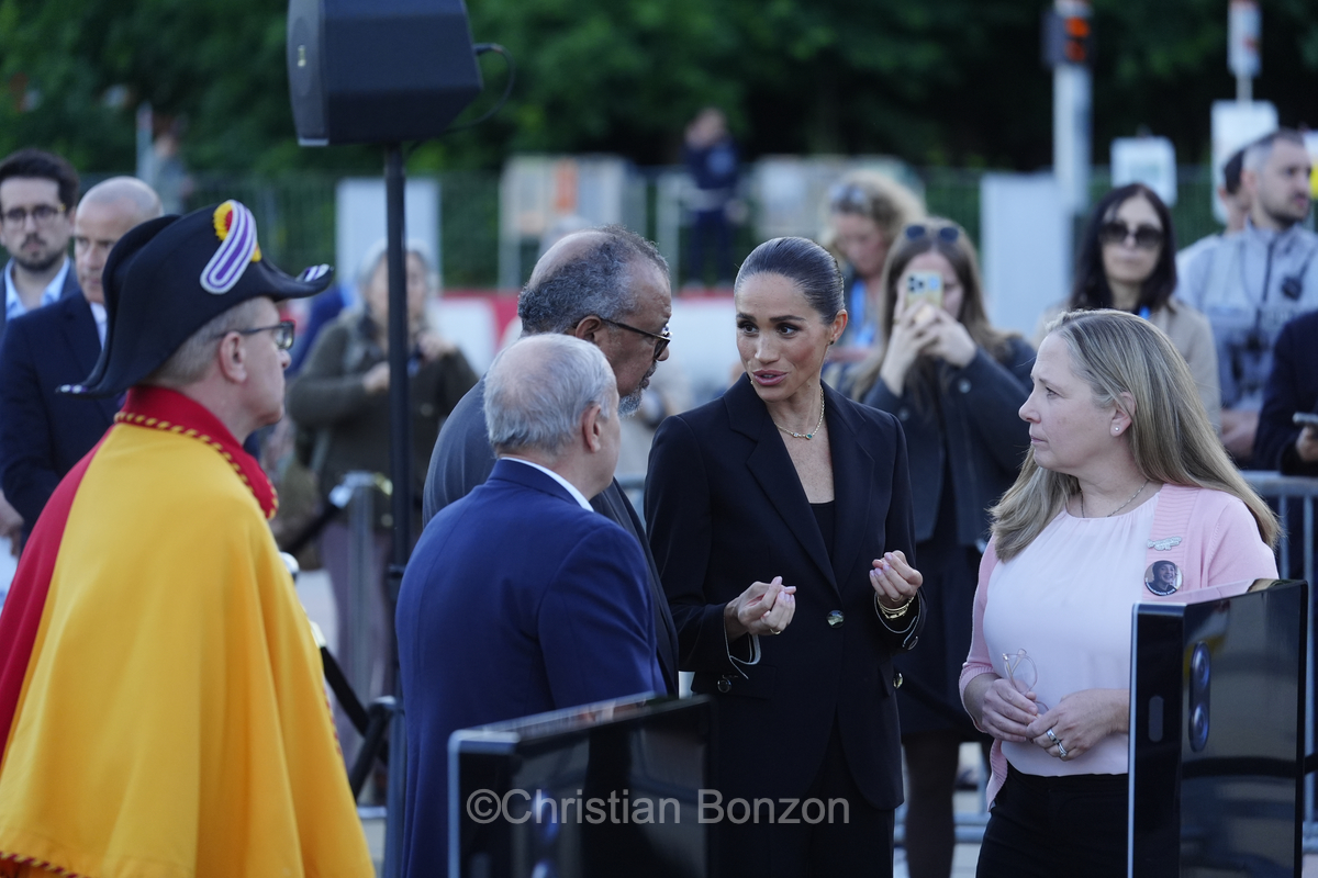 Meghan, duchesse de Sussex, change avec des enfants et leurs parents lors de lÕinauguration du Ç Lost Screen Memorial È, une installation rendant hommage aux jeunes victimes des violences en ligne