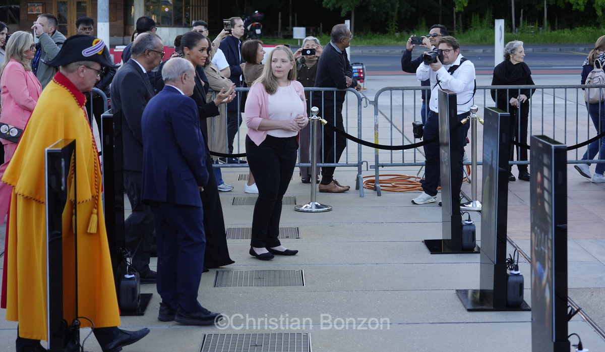 Meghan, duchesse de Sussex, change avec des enfants et leurs parents lors de lÕinauguration du Ç Lost Screen Memorial È, une installation rendant hommage aux jeunes victimes des violences en ligne