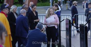Meghan, duchesse de Sussex, change avec des enfants et leurs parents lors de lÕinauguration du Ç Lost Screen Memorial È, une installation rendant hommage aux jeunes victimes des violences en ligne