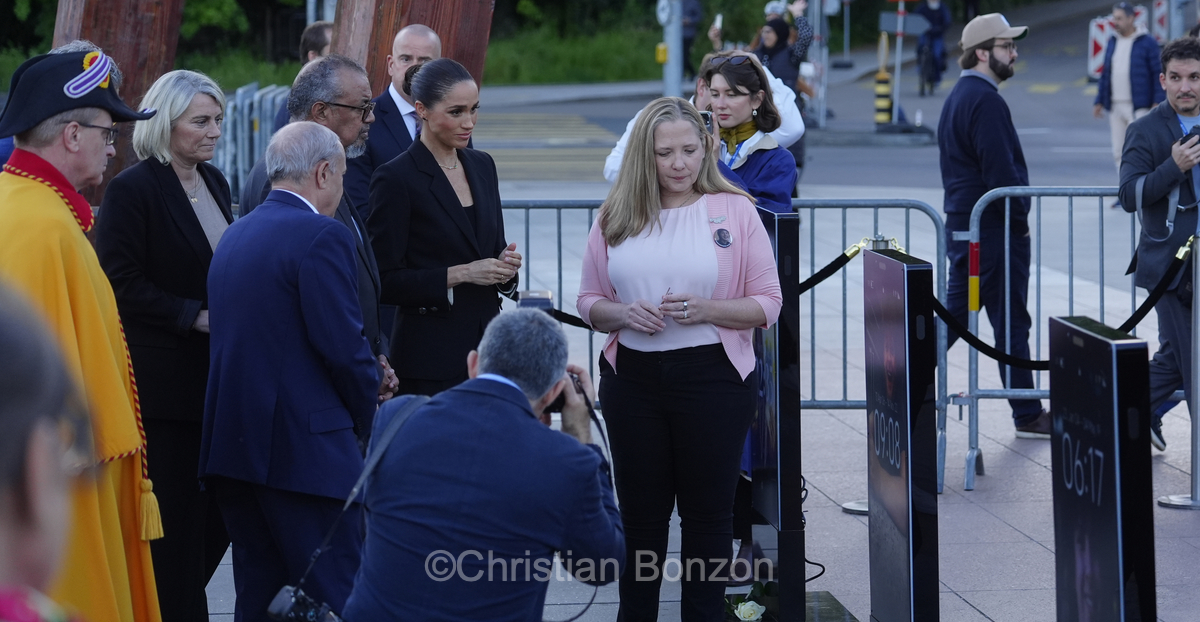 Meghan, duchesse de Sussex, change avec des enfants et leurs parents lors de lÕinauguration du Ç Lost Screen Memorial È, une installation rendant hommage aux jeunes victimes des violences en ligne