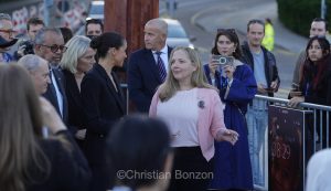 Meghan, duchesse de Sussex, change avec des enfants et leurs parents lors de lÕinauguration du Ç Lost Screen Memorial È, une installation rendant hommage aux jeunes victimes des violences en ligne