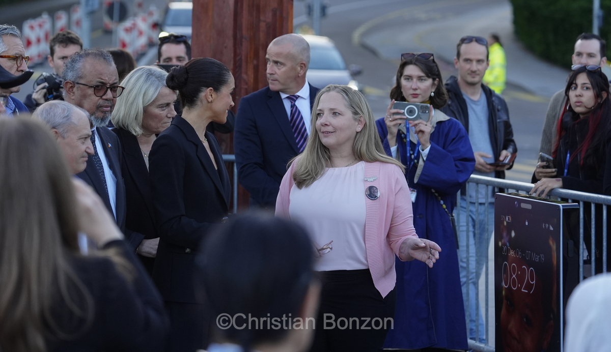 Meghan, duchesse de Sussex, change avec des enfants et leurs parents lors de lÕinauguration du Ç Lost Screen Memorial È, une installation rendant hommage aux jeunes victimes des violences en ligne