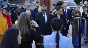 Meghan, duchesse de Sussex, change avec des enfants et leurs parents lors de lÕinauguration du Ç Lost Screen Memorial È, une installation rendant hommage aux jeunes victimes des violences en ligne