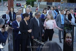 Meghan, duchesse de Sussex, change avec des enfants et leurs parents lors de lÕinauguration du Ç Lost Screen Memorial È, une installation rendant hommage aux jeunes victimes des violences en ligne