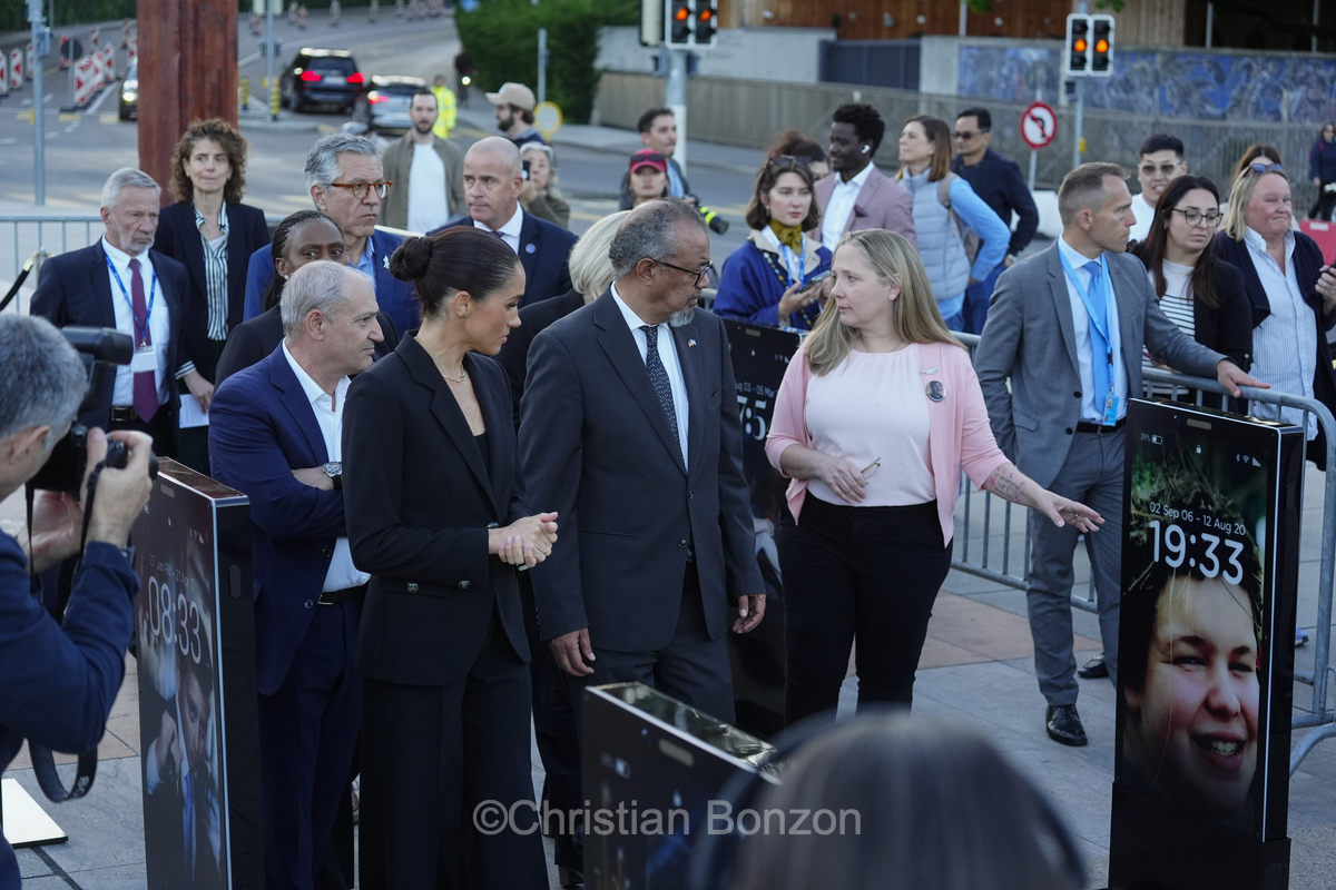 Meghan, duchesse de Sussex, change avec des enfants et leurs parents lors de lÕinauguration du Ç Lost Screen Memorial È, une installation rendant hommage aux jeunes victimes des violences en ligne