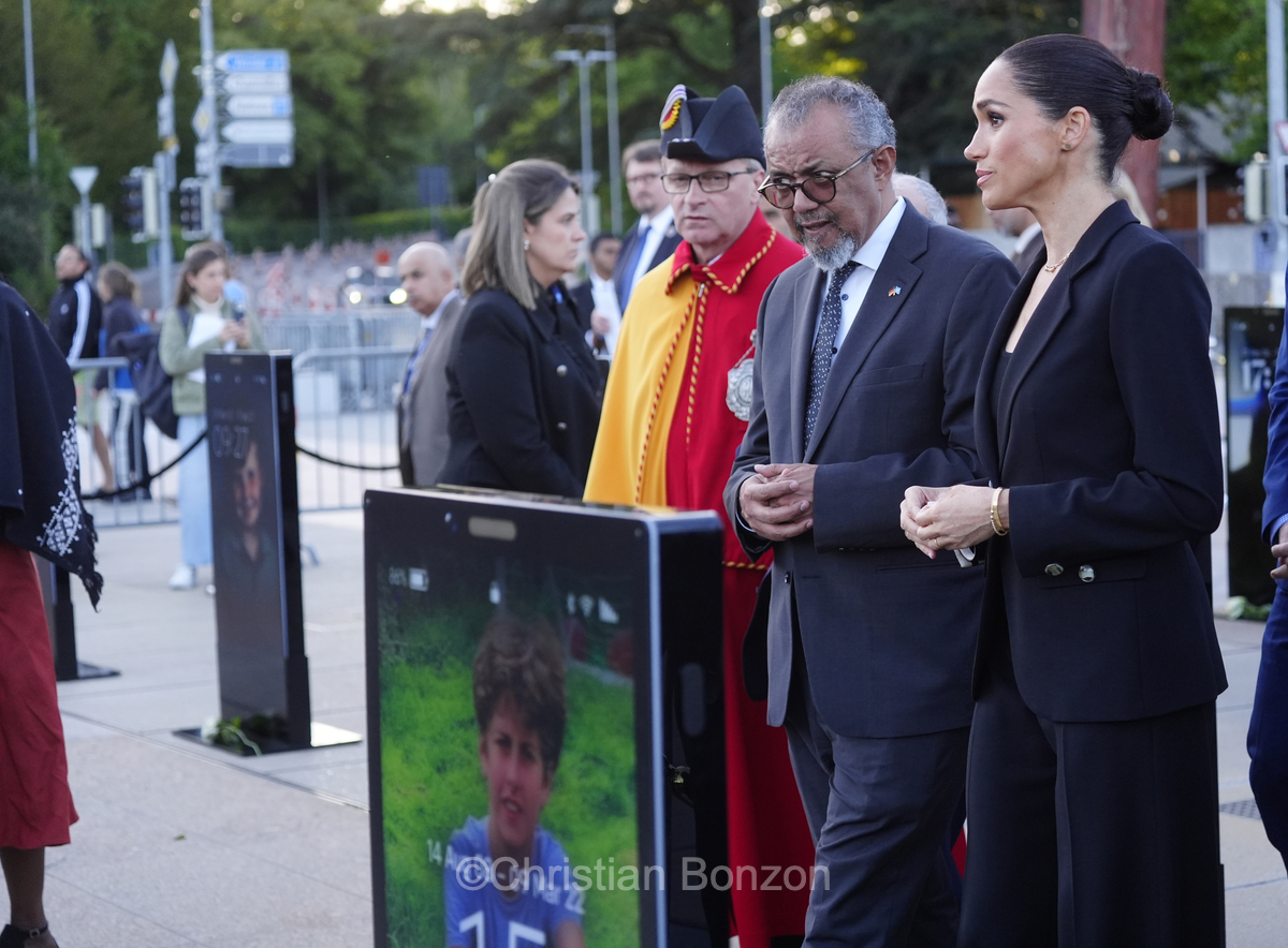 Meghan, duchesse de Sussex, change avec des enfants et leurs parents lors de lÕinauguration du Ç Lost Screen Memorial È, une installation rendant hommage aux jeunes victimes des violences en ligne