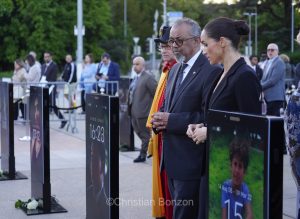 Meghan, duchesse de Sussex, change avec des enfants et leurs parents lors de lÕinauguration du Ç Lost Screen Memorial È, une installation rendant hommage aux jeunes victimes des violences en ligne