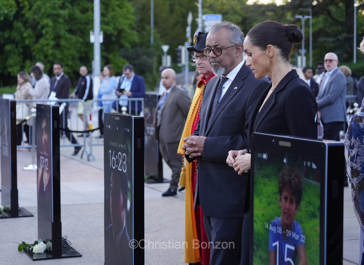 Meghan, duchesse de Sussex, change avec des enfants et leurs parents lors de lÕinauguration du Ç Lost Screen Memorial È, une installation rendant hommage aux jeunes victimes des violences en ligne