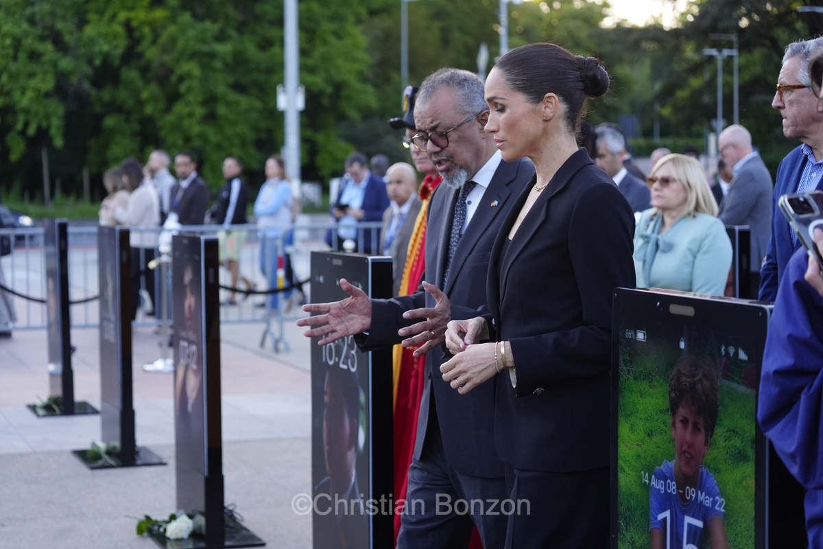 Meghan, duchesse de Sussex, change avec des enfants et leurs parents lors de lÕinauguration du Ç Lost Screen Memorial È, une installation rendant hommage aux jeunes victimes des violences en ligne