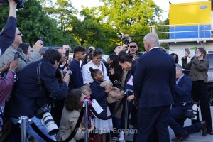 Meghan, duchesse de Sussex, change avec des enfants et leurs parents lors de lÕinauguration du Ç Lost Screen Memorial È, une installation rendant hommage aux jeunes victimes des violences en ligne