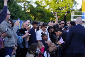 Meghan, duchesse de Sussex, change avec des enfants et leurs parents lors de lÕinauguration du Ç Lost Screen Memorial È, une installation rendant hommage aux jeunes victimes des violences en ligne