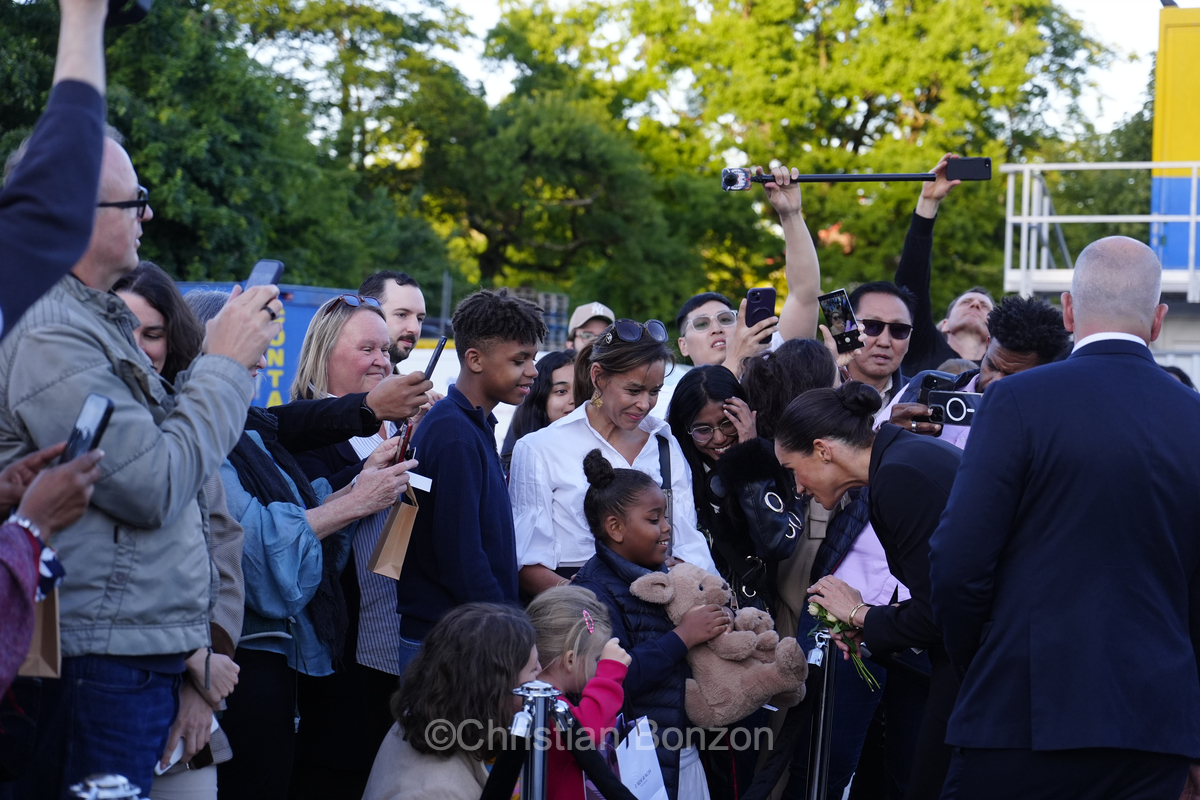 Meghan, duchesse de Sussex, change avec des enfants et leurs parents lors de lÕinauguration du Ç Lost Screen Memorial È, une installation rendant hommage aux jeunes victimes des violences en ligne