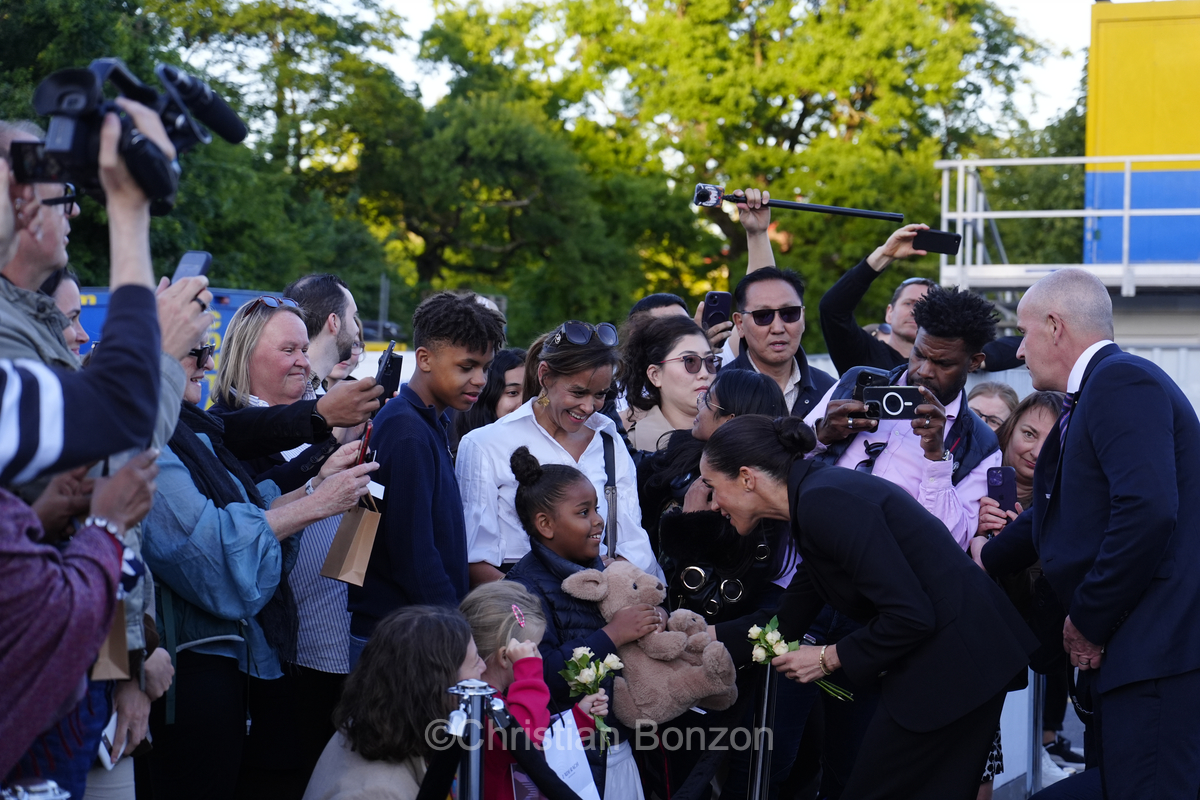 Meghan, duchesse de Sussex, change avec des enfants et leurs parents lors de lÕinauguration du Ç Lost Screen Memorial È, une installation rendant hommage aux jeunes victimes des violences en ligne
