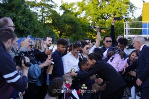 Meghan, duchesse de Sussex, change avec des enfants et leurs parents lors de lÕinauguration du Ç Lost Screen Memorial È, une installation rendant hommage aux jeunes victimes des violences en ligne