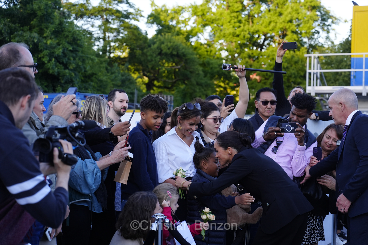 Meghan, duchesse de Sussex, change avec des enfants et leurs parents lors de lÕinauguration du Ç Lost Screen Memorial È, une installation rendant hommage aux jeunes victimes des violences en ligne