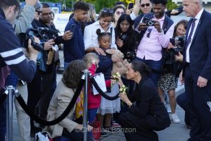 Meghan, duchesse de Sussex, change avec des enfants et leurs parents lors de lÕinauguration du Ç Lost Screen Memorial È, une installation rendant hommage aux jeunes victimes des violences en ligne