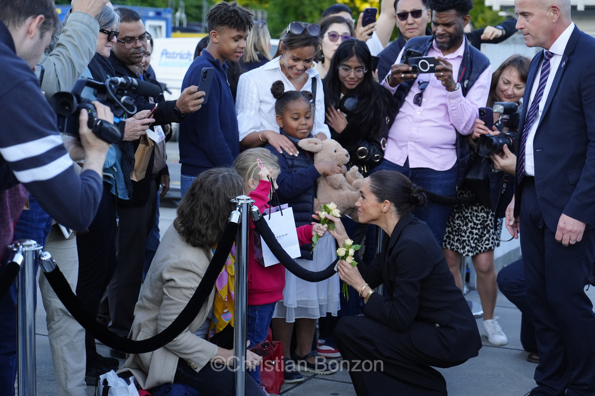 Meghan, duchesse de Sussex, change avec des enfants et leurs parents lors de lÕinauguration du Ç Lost Screen Memorial È, une installation rendant hommage aux jeunes victimes des violences en ligne