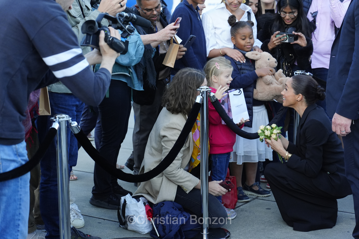 Meghan, duchesse de Sussex, change avec des enfants et leurs parents lors de lÕinauguration du Ç Lost Screen Memorial È, une installation rendant hommage aux jeunes victimes des violences en ligne