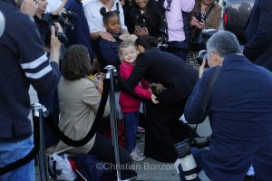 Meghan, duchesse de Sussex, change avec des enfants et leurs parents lors de lÕinauguration du Ç Lost Screen Memorial È, une installation rendant hommage aux jeunes victimes des violences en ligne