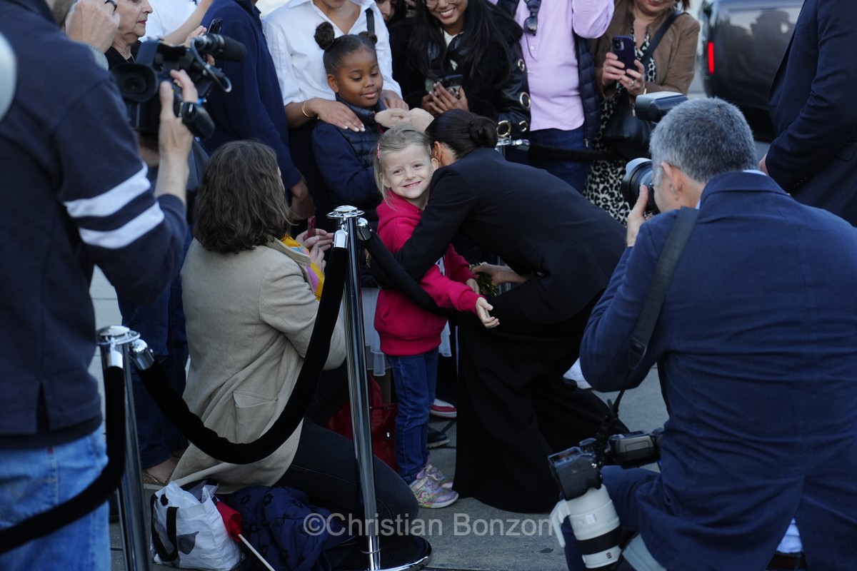 Meghan, duchesse de Sussex, change avec des enfants et leurs parents lors de lÕinauguration du Ç Lost Screen Memorial È, une installation rendant hommage aux jeunes victimes des violences en ligne