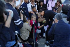 Meghan, duchesse de Sussex, change avec des enfants et leurs parents lors de lÕinauguration du Ç Lost Screen Memorial È, une installation rendant hommage aux jeunes victimes des violences en ligne