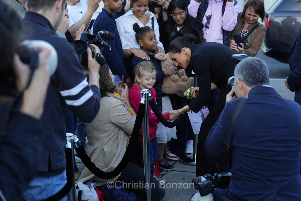 Meghan, duchesse de Sussex, change avec des enfants et leurs parents lors de lÕinauguration du Ç Lost Screen Memorial È, une installation rendant hommage aux jeunes victimes des violences en ligne
