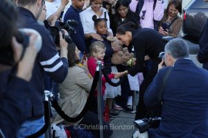 Meghan, duchesse de Sussex, change avec des enfants et leurs parents lors de lÕinauguration du Ç Lost Screen Memorial È, une installation rendant hommage aux jeunes victimes des violences en ligne