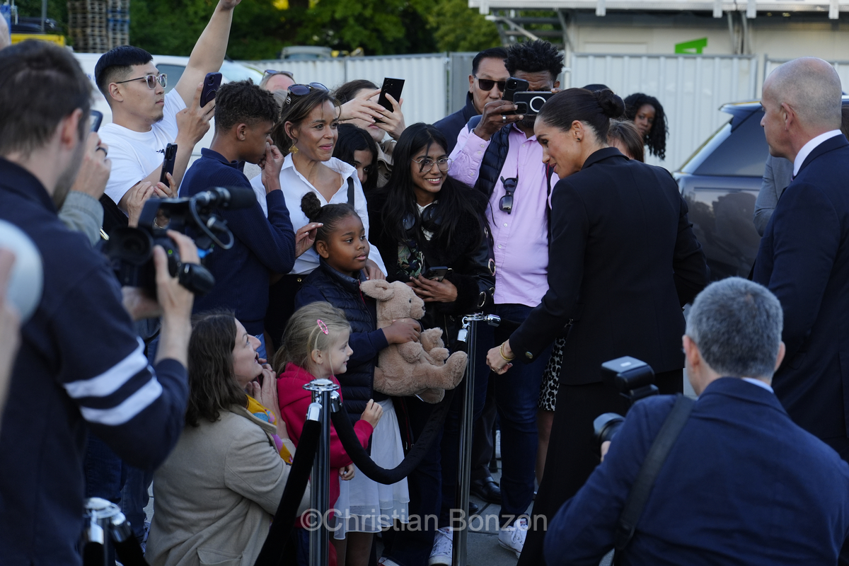 Meghan, duchesse de Sussex, change avec des enfants et leurs parents lors de lÕinauguration du Ç Lost Screen Memorial È, une installation rendant hommage aux jeunes victimes des violences en ligne