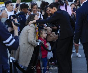 Meghan, duchesse de Sussex, change avec des enfants et leurs parents lors de lÕinauguration du Ç Lost Screen Memorial È, une installation rendant hommage aux jeunes victimes des violences en ligne