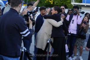 Meghan, duchesse de Sussex, change avec des enfants et leurs parents lors de lÕinauguration du Ç Lost Screen Memorial È, une installation rendant hommage aux jeunes victimes des violences en ligne