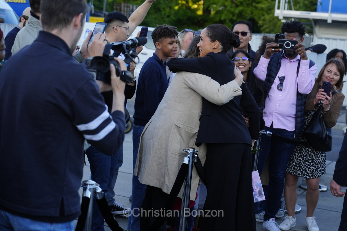 Meghan, duchesse de Sussex, change avec des enfants et leurs parents lors de lÕinauguration du Ç Lost Screen Memorial È, une installation rendant hommage aux jeunes victimes des violences en ligne