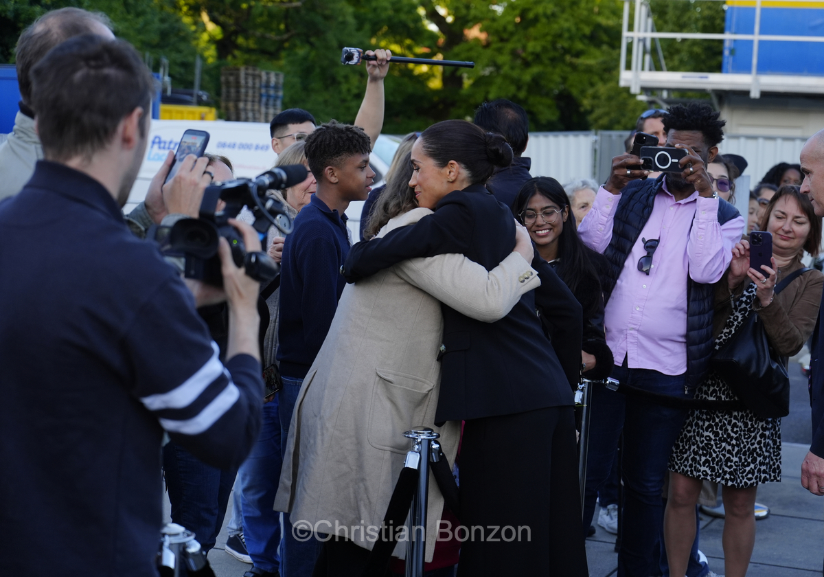 Meghan, duchesse de Sussex, change avec des enfants et leurs parents lors de lÕinauguration du Ç Lost Screen Memorial È, une installation rendant hommage aux jeunes victimes des violences en ligne
