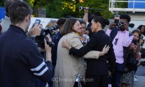 Meghan, duchesse de Sussex, change avec des enfants et leurs parents lors de lÕinauguration du Ç Lost Screen Memorial È, une installation rendant hommage aux jeunes victimes des violences en ligne