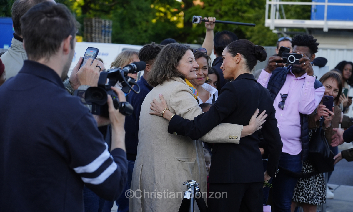 Meghan, duchesse de Sussex, change avec des enfants et leurs parents lors de lÕinauguration du Ç Lost Screen Memorial È, une installation rendant hommage aux jeunes victimes des violences en ligne