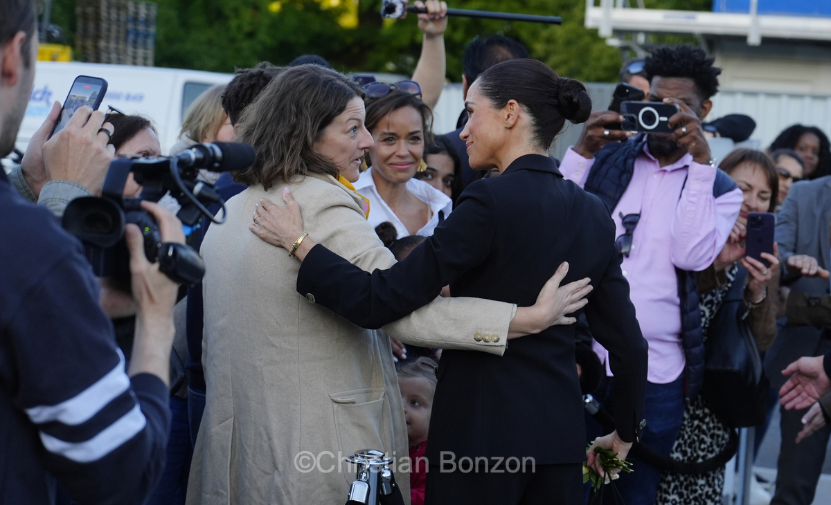Meghan, duchesse de Sussex, change avec des enfants et leurs parents lors de lÕinauguration du Ç Lost Screen Memorial È, une installation rendant hommage aux jeunes victimes des violences en ligne