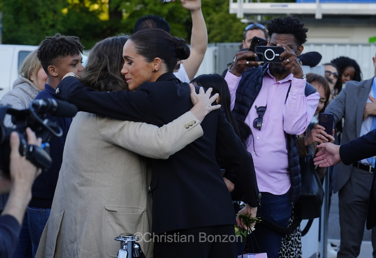 Meghan, duchesse de Sussex, change avec des enfants et leurs parents lors de lÕinauguration du Ç Lost Screen Memorial È, une installation rendant hommage aux jeunes victimes des violences en ligne