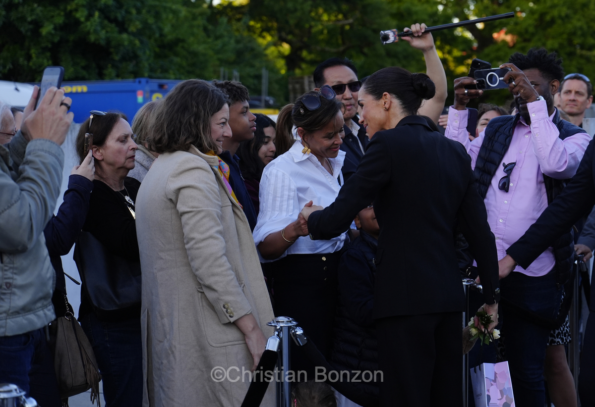 Meghan, duchesse de Sussex, change avec des enfants et leurs parents lors de lÕinauguration du Ç Lost Screen Memorial È, une installation rendant hommage aux jeunes victimes des violences en ligne