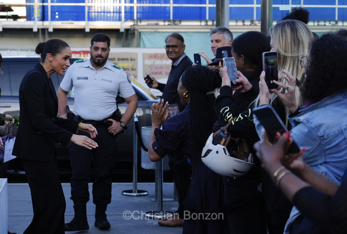 Meghan, duchesse de Sussex, change avec des enfants et leurs parents lors de lÕinauguration du Ç Lost Screen Memorial È, une installation rendant hommage aux jeunes victimes des violences en ligne