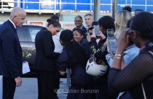 Meghan, duchesse de Sussex, change avec des enfants et leurs parents lors de lÕinauguration du Ç Lost Screen Memorial È, une installation rendant hommage aux jeunes victimes des violences en ligne