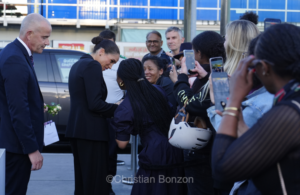 Meghan, duchesse de Sussex, change avec des enfants et leurs parents lors de lÕinauguration du Ç Lost Screen Memorial È, une installation rendant hommage aux jeunes victimes des violences en ligne
